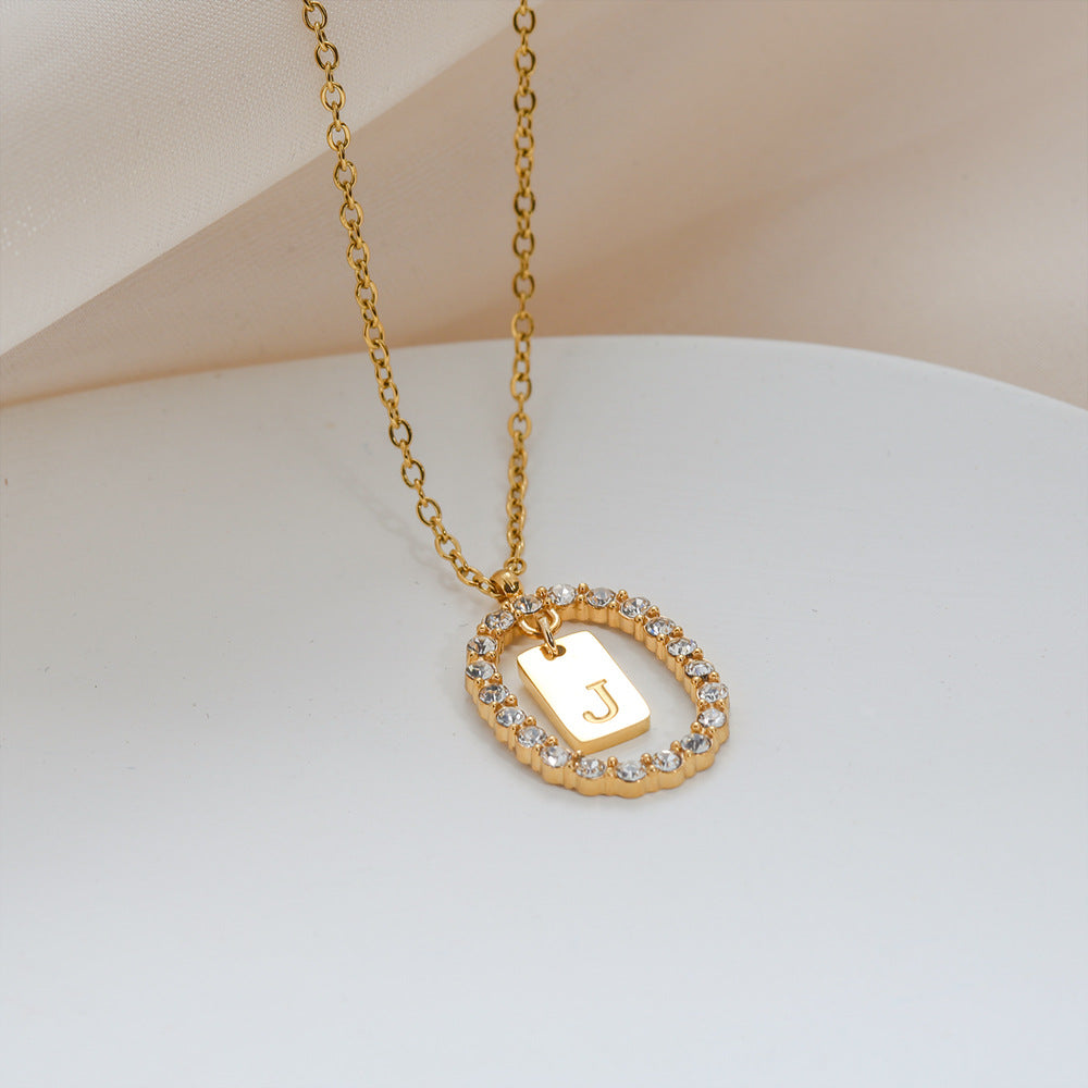 Collana da donna a maglione versatile in acciaio inossidabile ovale minimalista con lettera, placcata oro, con catena a maglie, con strass micro-pavé