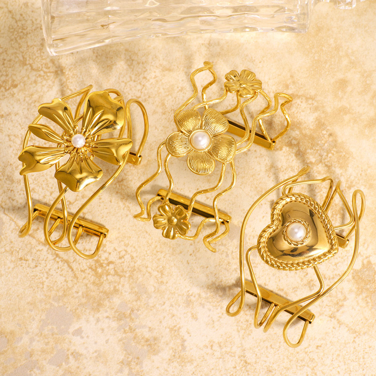 Bracciale a Polsino Floreale Minimalista a Cuore Vuoto in Acciaio Inossidabile con Placcatura in Oro 18K da Donna