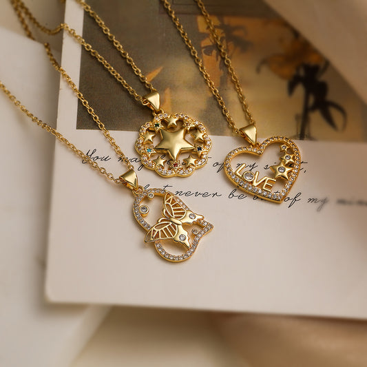 Collar con colgante de corazón y mariposa geométrica minimalista para mujer en cobre con baño de oro de 18 quilates e incrustaciones de circonitas