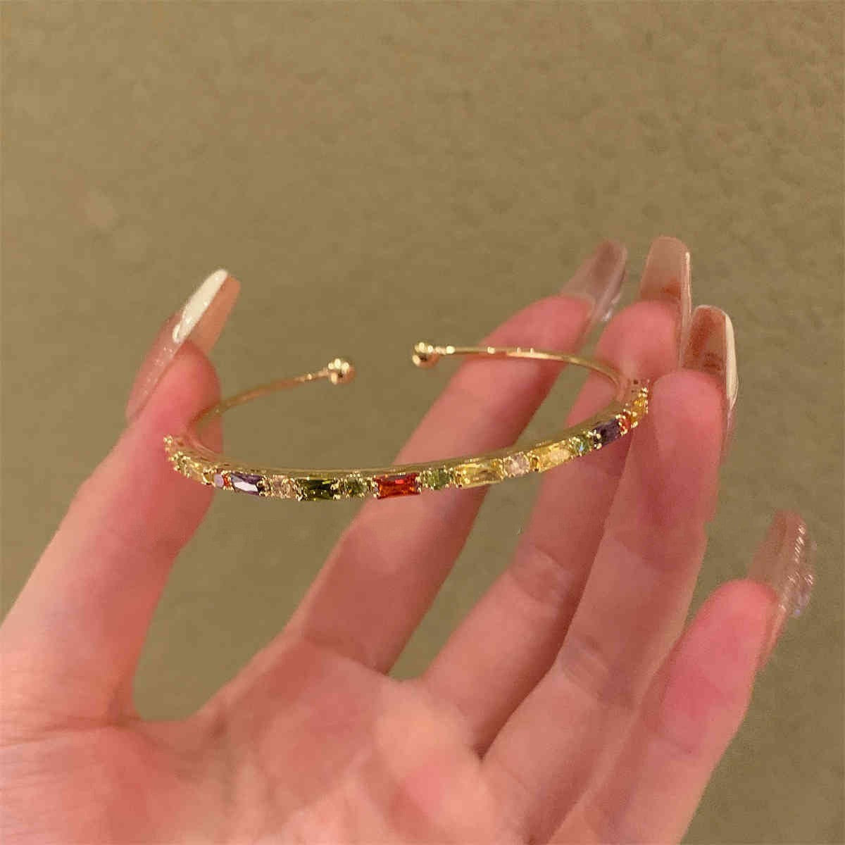 Elegante bracciale da donna con fiore geometrico e accenti in zircone, in rame placcato, stile trendy da ufficio, gioiello versatile e lussuoso per la mano