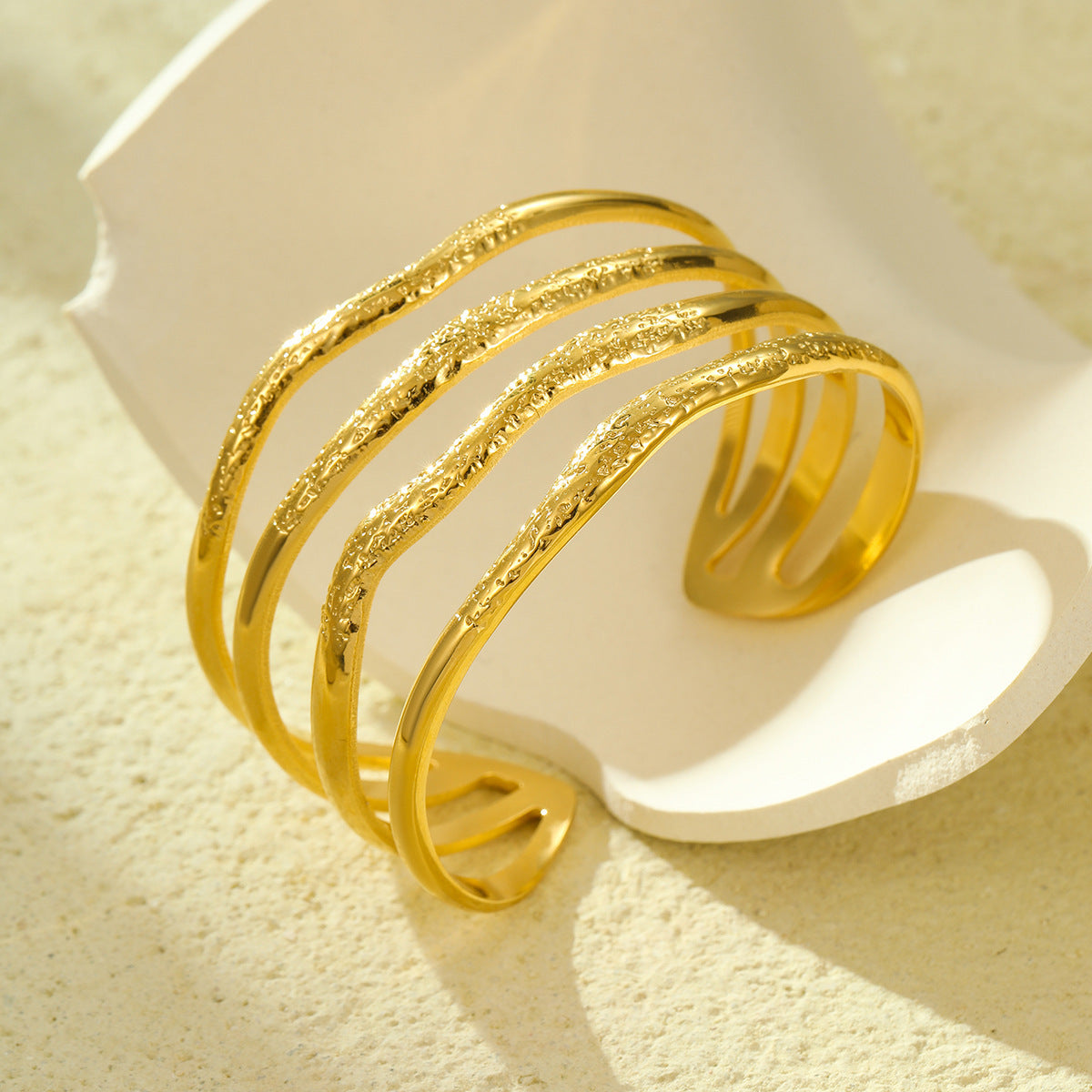 Pulsera de acero titanio de estilo vintage con acabado pulido y patrón circular texturizado para mujer
