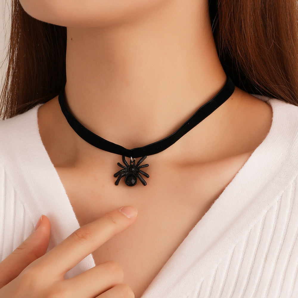 Collana girocollo Gothic Lolita con fascia in velluto, accenti floreali e geometrici, ciondolo in lega per donna