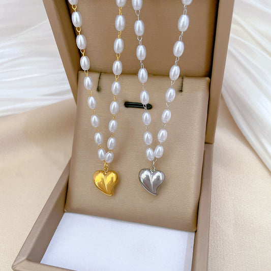 Collana girocollo con pendente geometrico a cuore in acciaio al titanio minimalista con accenti floreali