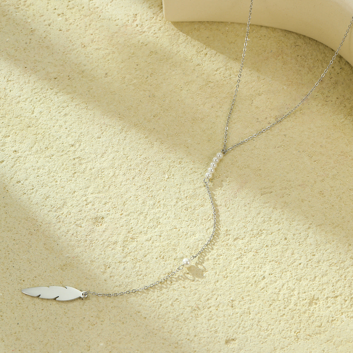 Collar con Colgante de Hoja Minimalista de Moda para Mujer, Cadena Larga de Acero Inoxidable para Suéter con Acabado Galvanizado