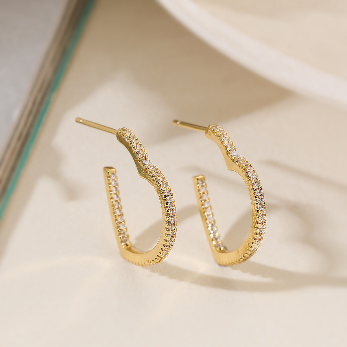Vintage Elegant 18K Gold Plated Brass Heart Geometric Hoop Earrings with Cubic Zirconia for Women