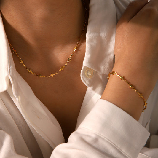 Collana da donna in acciaio inossidabile con ciondolo a croce geometrica e finitura placcata