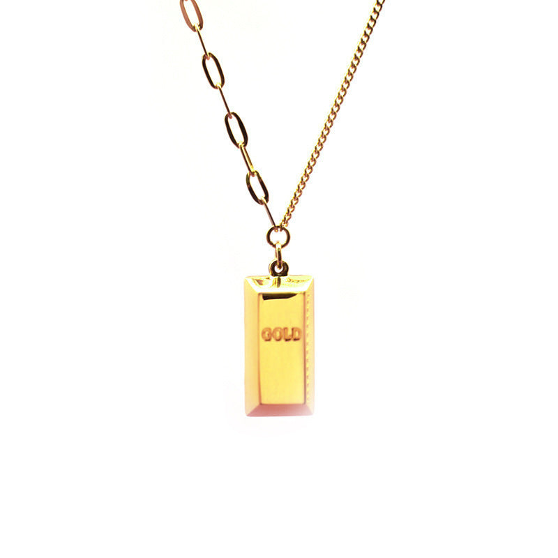 Collana da donna originale in acciaio al titanio placcato oro con design geometrico quadrato e catena ondulata