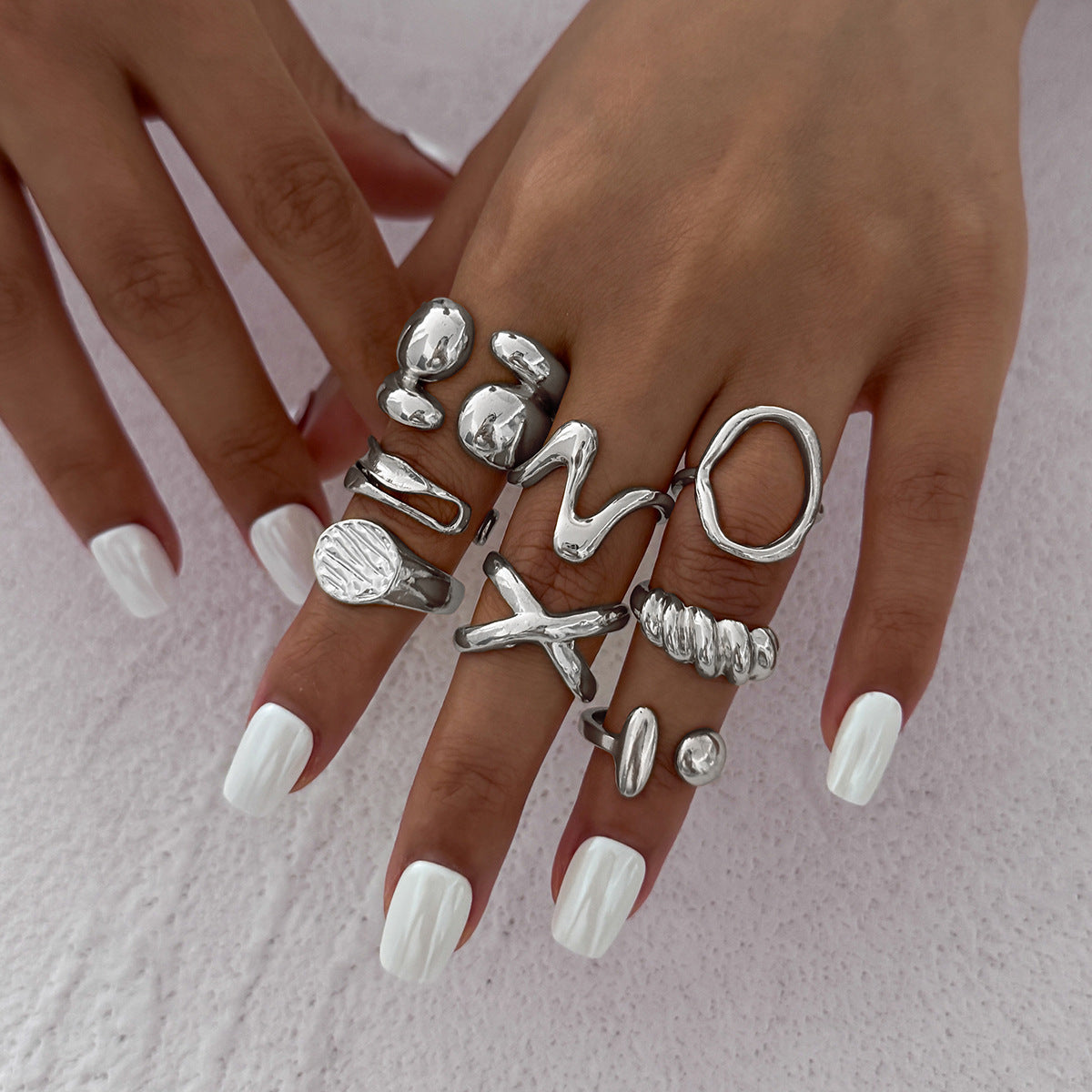 Anillo de aleación geométrica minimalista con acabado de superficie fundida tipo líquido para mujer