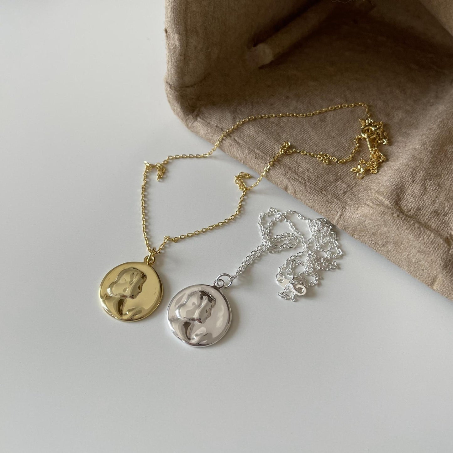 Collana a Moneta Minimalista Geometrica Angelo in Argento Sterling 925 con Finitura Placcata Oro