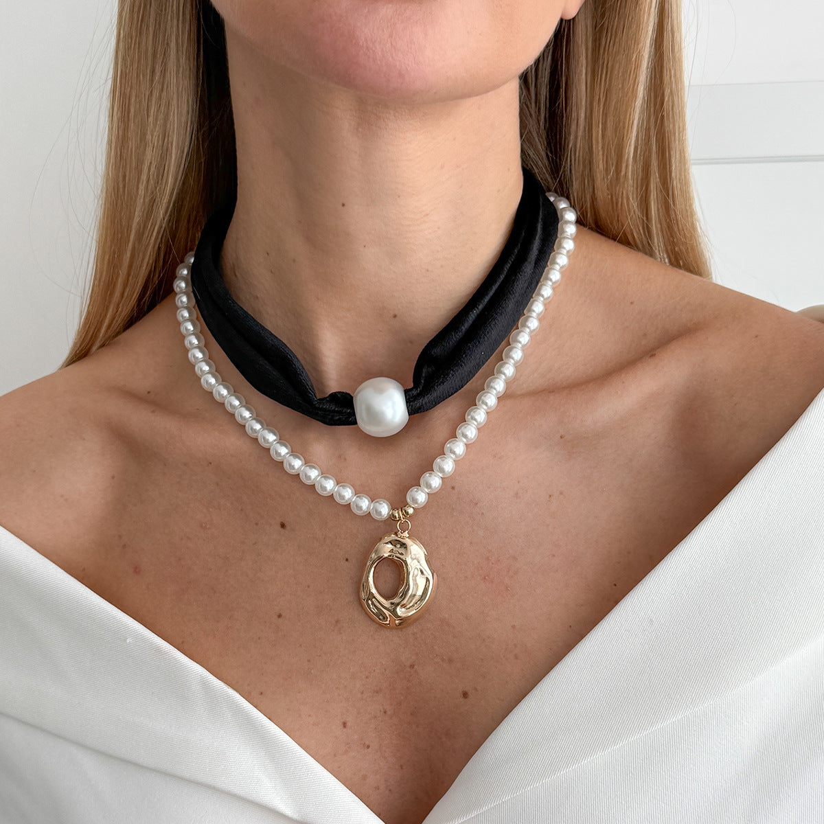 Luxury Elegant Round Geometric Alloy Pendant Velvet Beaded Choker Necklace for Women