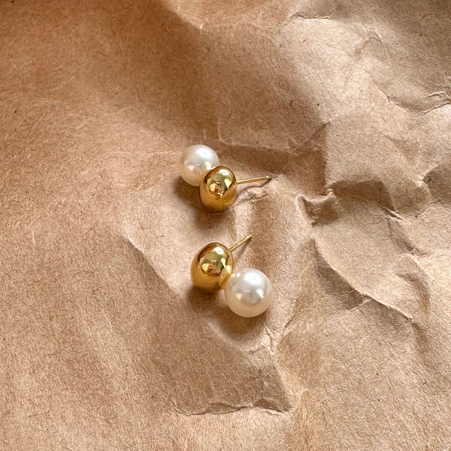 Pendientes Minimalistas Dulces de Plata Esterlina 925 Geométricos con Letras y Perlas de Concha Bañados en Oro