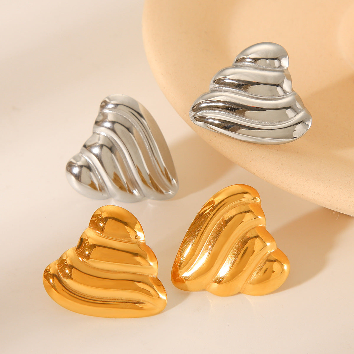 Pendientes minimalistas de acero inoxidable con forma de corazón y baño de oro de 18 quilates para mujer