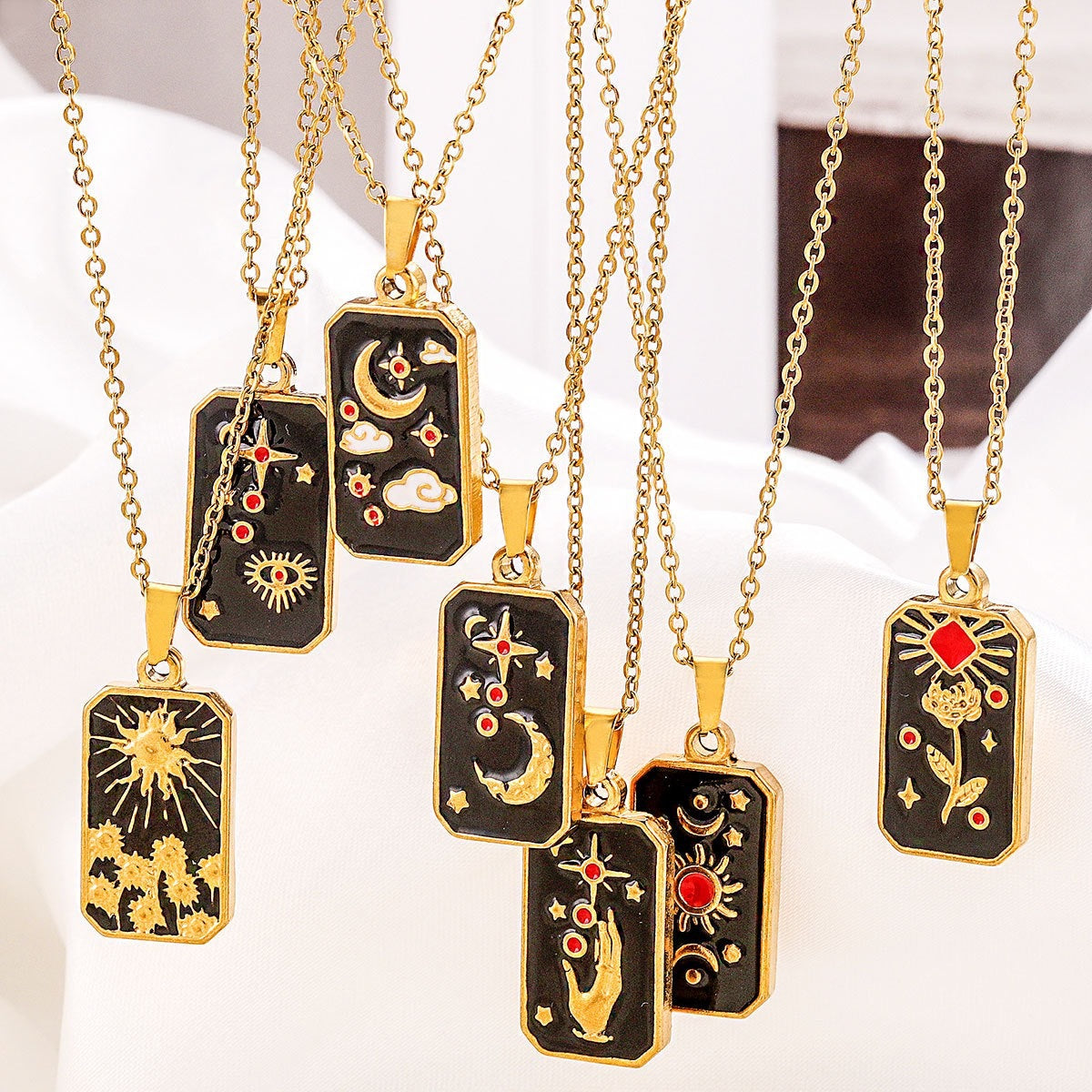 Collana con ciondolo a forma di tarocco vintage da donna con design a rilievo 3D in acciaio al titanio con finitura placcata