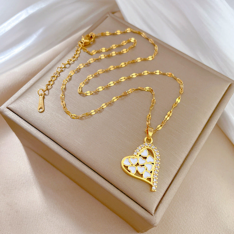 Collana a catenina minimalista da donna placcata in acciaio al titanio a forma di cuore con finitura smaltata, delicata catena per la clavicola