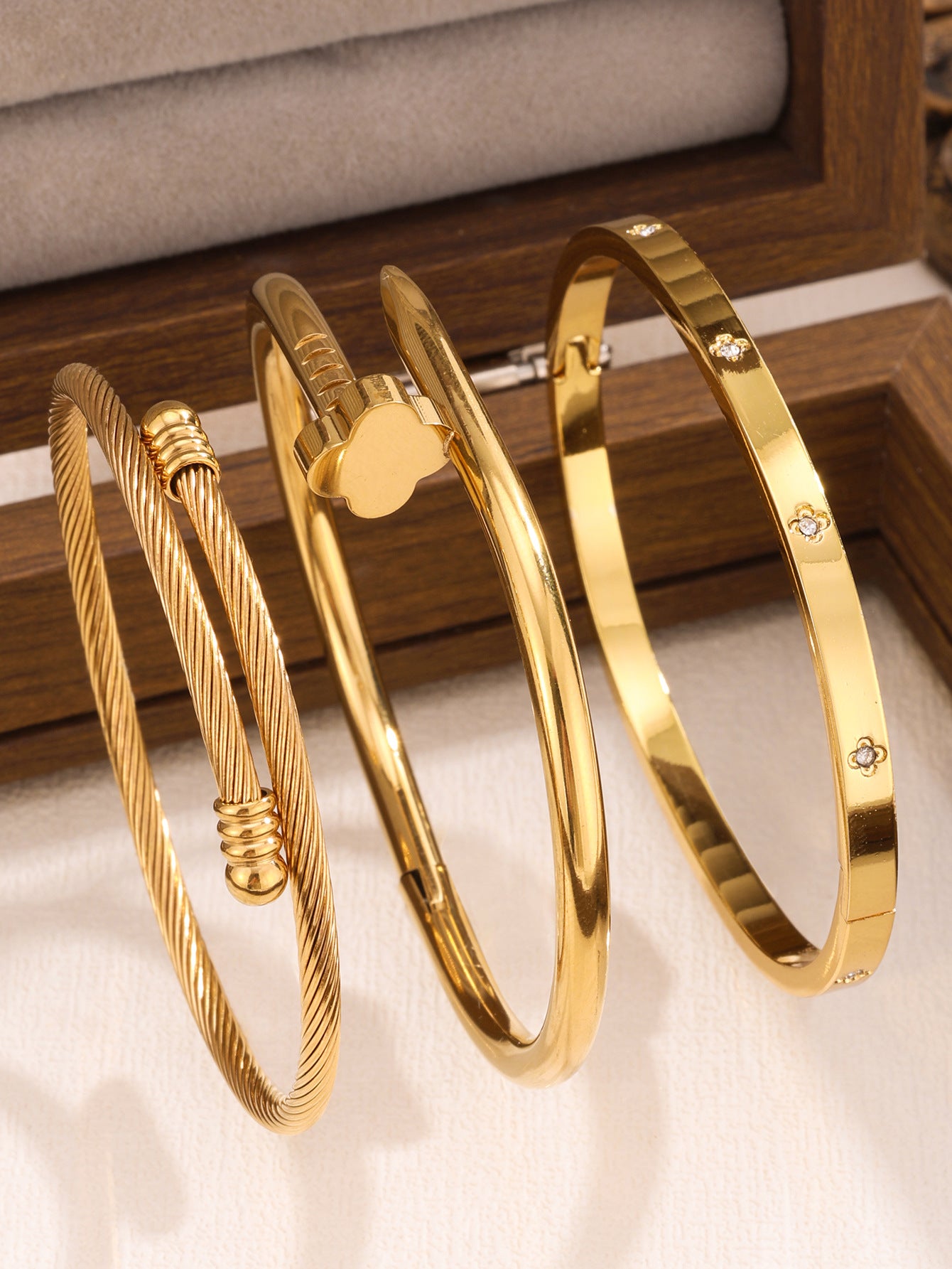 Juego de pulseras de acero inoxidable con trébol de cuatro hojas, incrustaciones de diamantes de imitación y chapado en oro al vacío de 18 quilates, estilo minimalista y a la moda