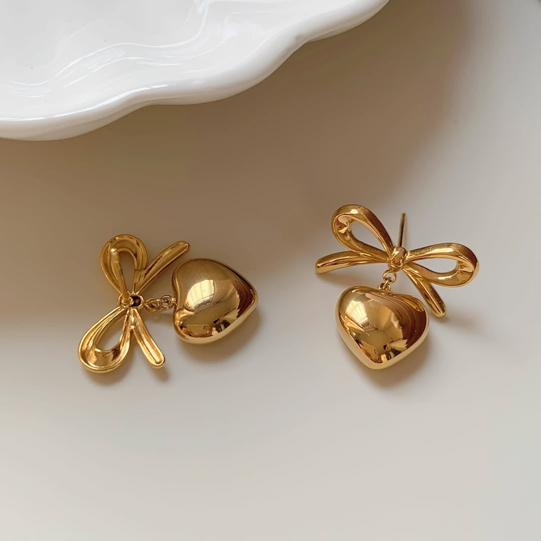 Orecchini a perno da donna in acciaio inossidabile a forma di cuore con fiocco chic, dallo stile unico e personalizzato