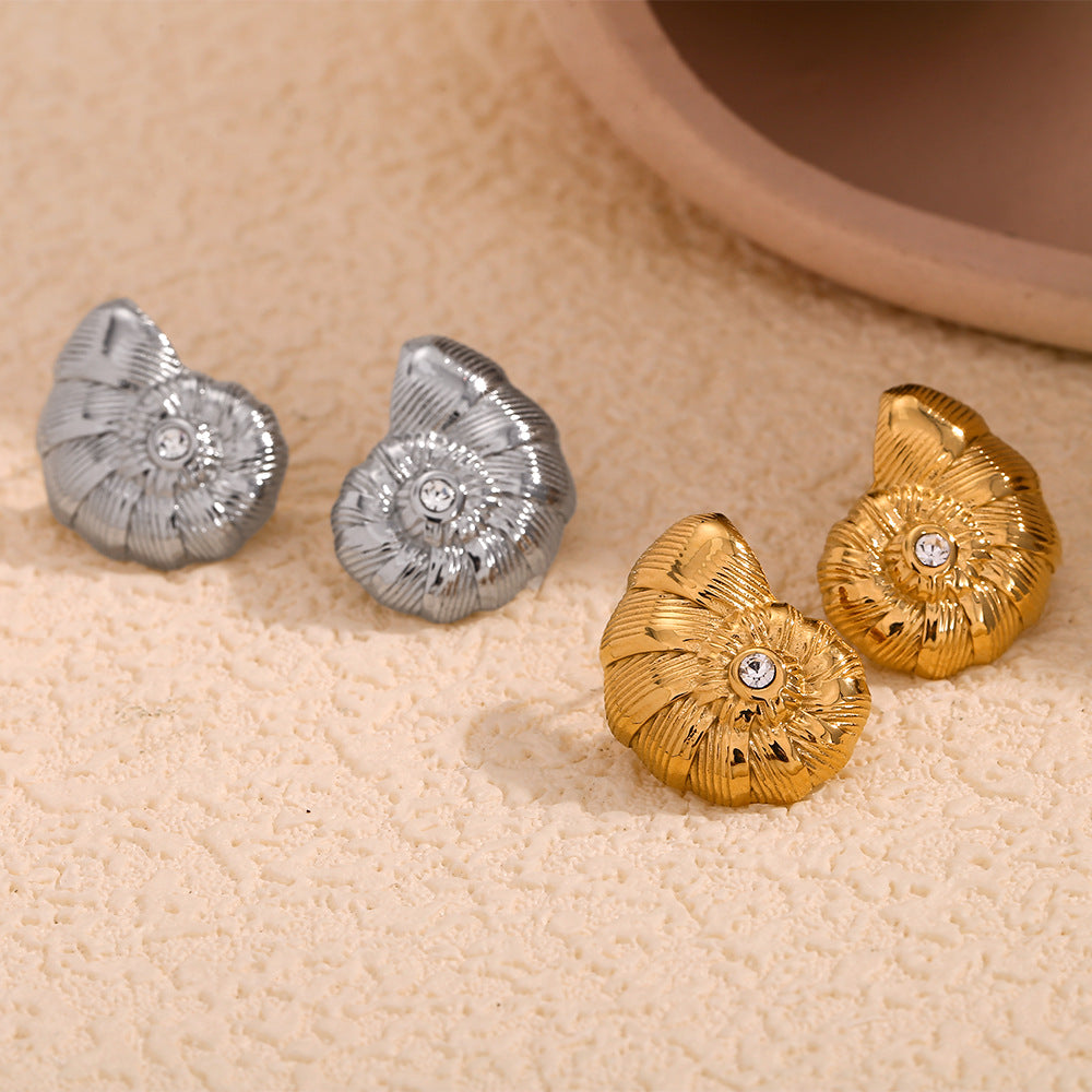 Orecchini da donna in acciaio inossidabile a forma di conchiglia geometrica in stile vintage, placcati in oro 18 carati e decorati con strass
