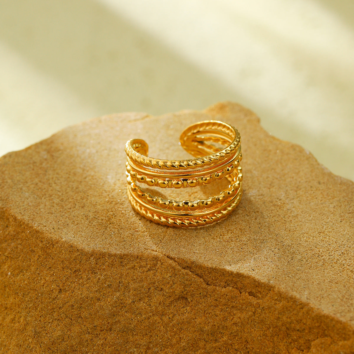 Anillo de mujer de titanio y acero con diseño geométrico minimalista, chapado en oro de 18 quilates y banda abierta de doble textura