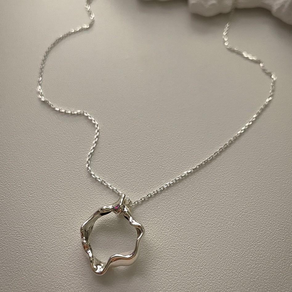 Collana con Pendente Geometrico Minimalista in Argento Sterling 925 con Superficie Testurizzata e Catena di Perline