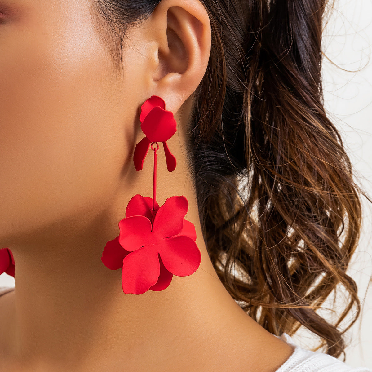 Orecchini a perno con fiore in metallo, stile minimalista vintage e finitura verniciata, da donna