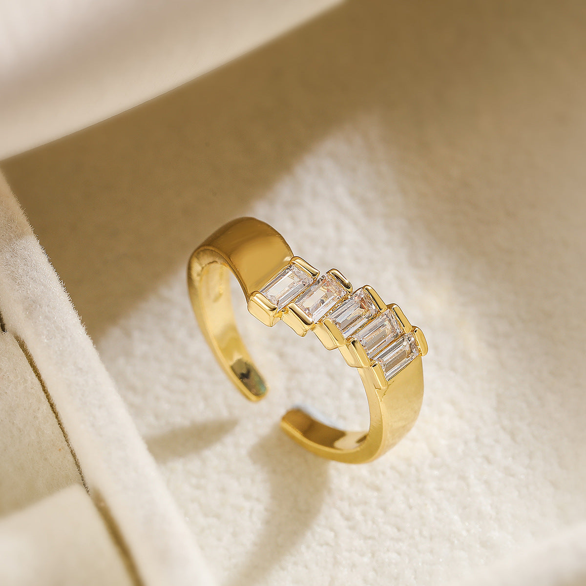 Anello Aperto Geometrico Minimalista da Donna in Ottone con Placcatura in Oro Vero e Intarsio in Zirconi