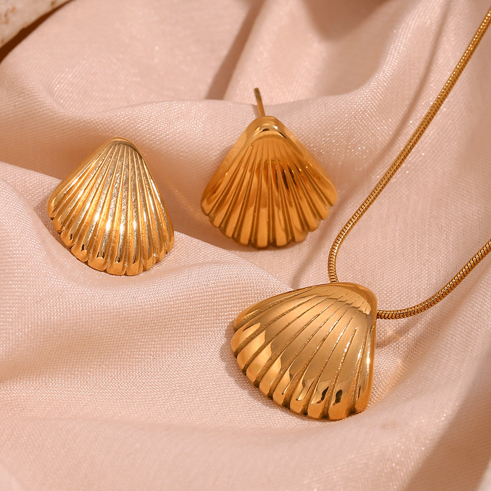 Minimalist Vintage Style Scallop-Shaped Pendant Necklace for Women in Stainless Steel with 18K Gold Plating