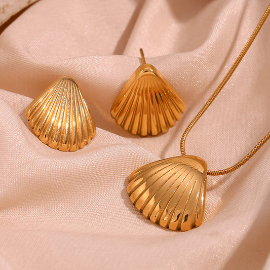 Minimalist Vintage Style Scallop-Shaped Pendant Necklace for Women in Stainless Steel with 18K Gold Plating
