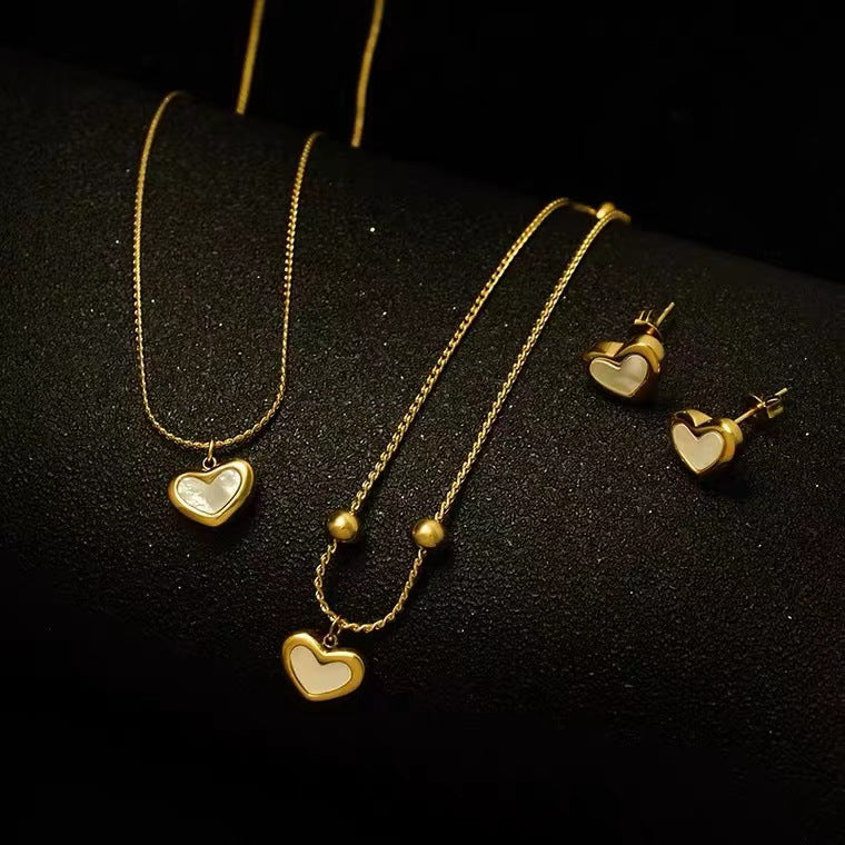 Collana con ciondolo a cuore geometrico minimalista con intarsio in madreperla, catena a serpente in acciaio al titanio placcato oro 18 carati regolabile