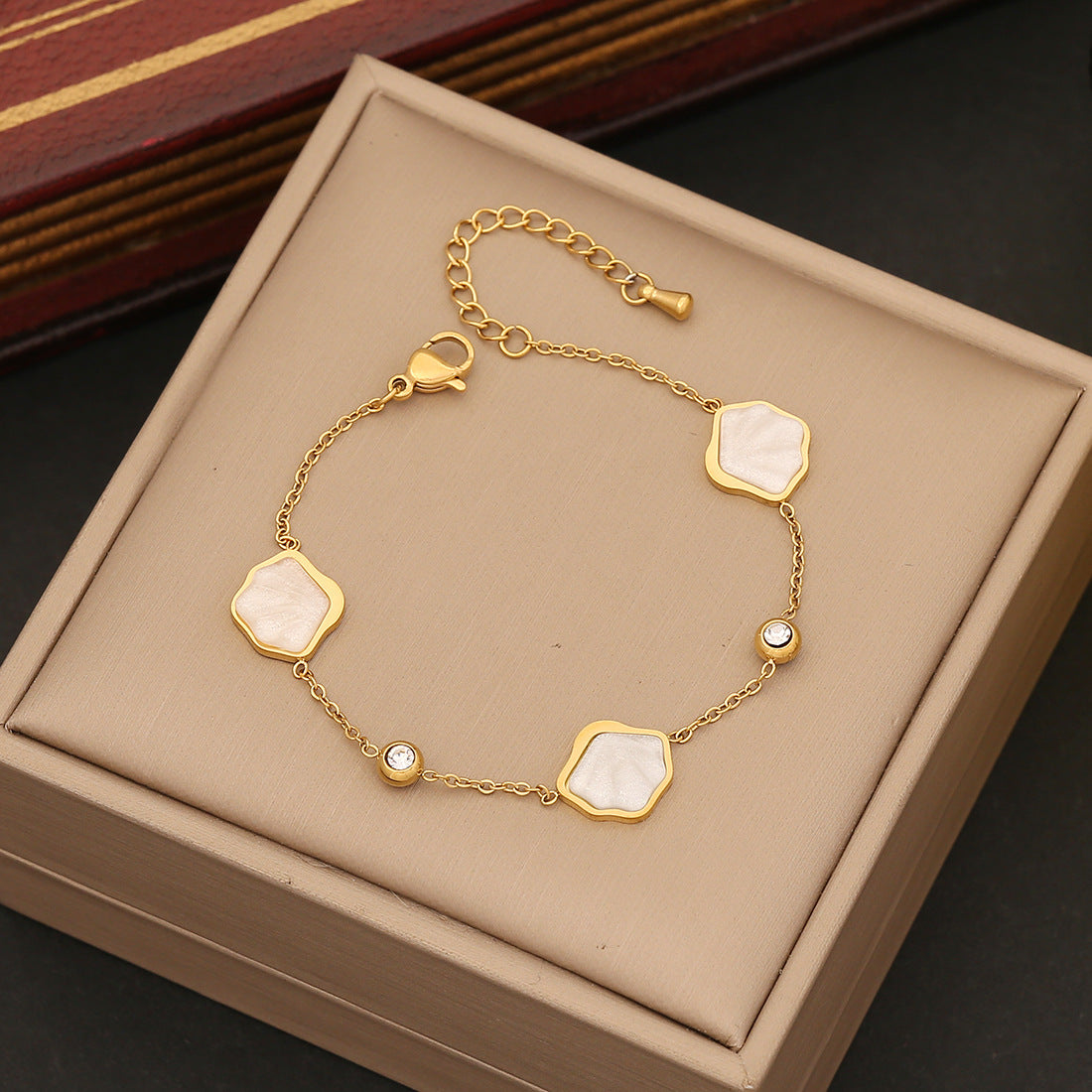Juego de collar con colgante de esmeralda verde oliva geométrico y a la moda, de acero inoxidable con colgante de acero de titanio galvanizado y cadena para la clavícula para mujer