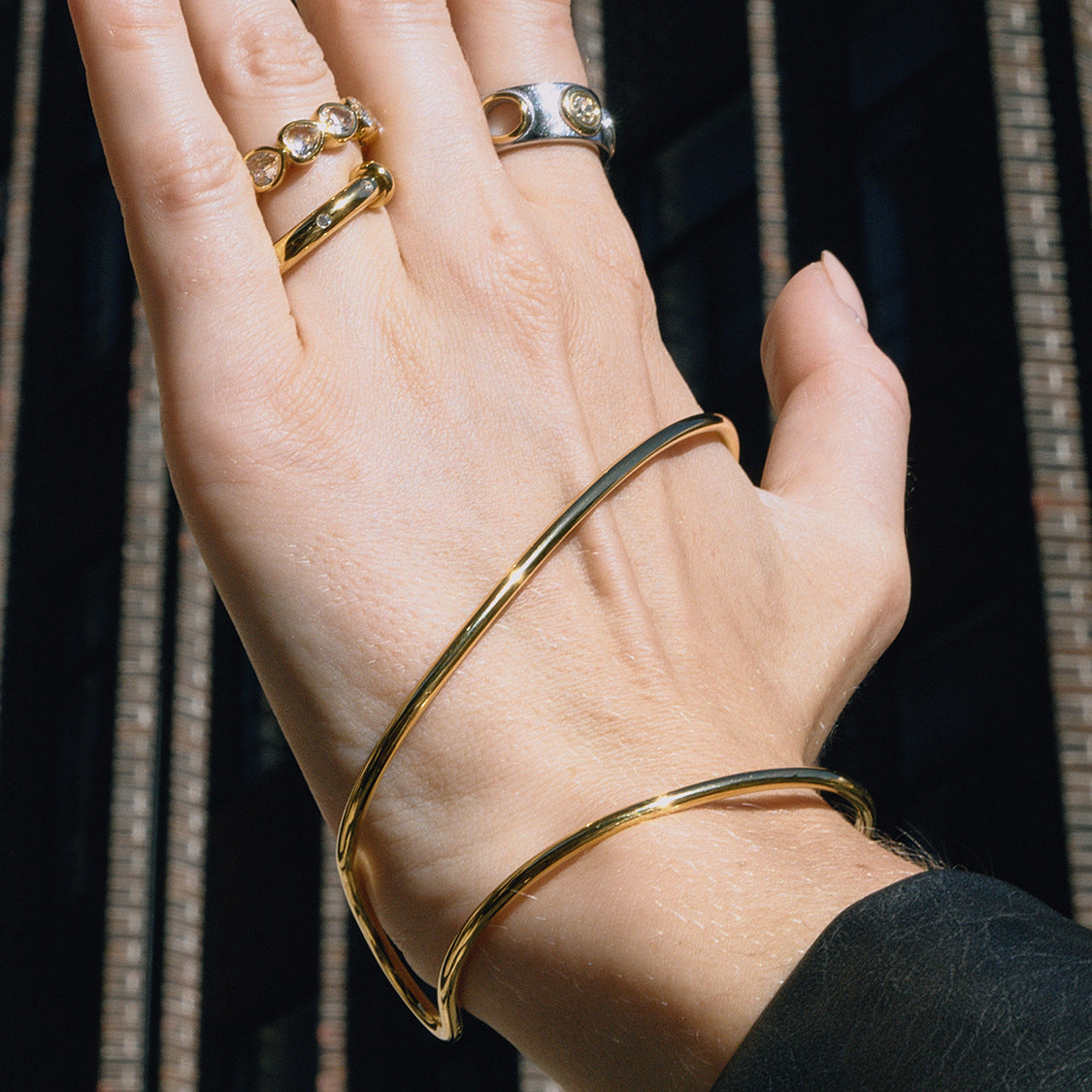 Pulsera minimalista de acero inoxidable con diseño geométrico y baño de oro para mujer