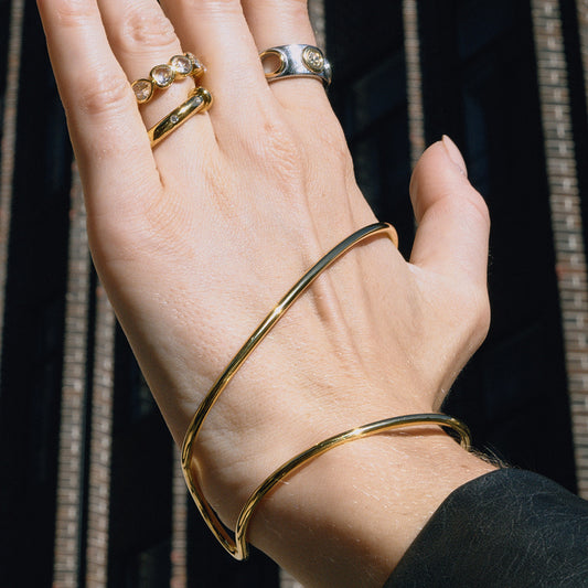 Bracciale da donna in acciaio inossidabile placcato oro con linea geometrica minimalista