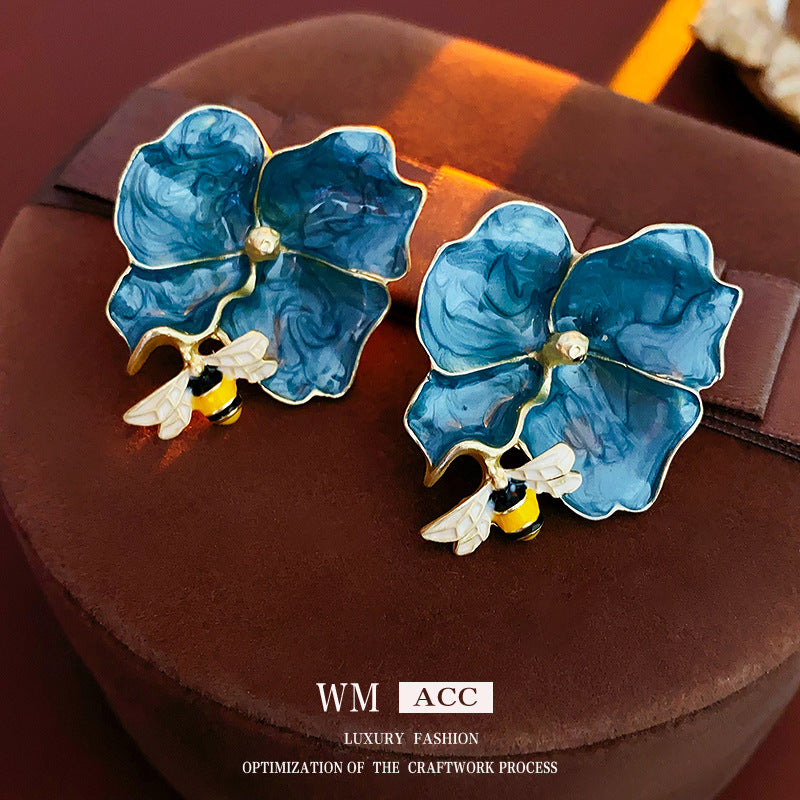 Pendientes vintage de abeja floral con detalles esmaltados en cobre y postes de acero para mujer
