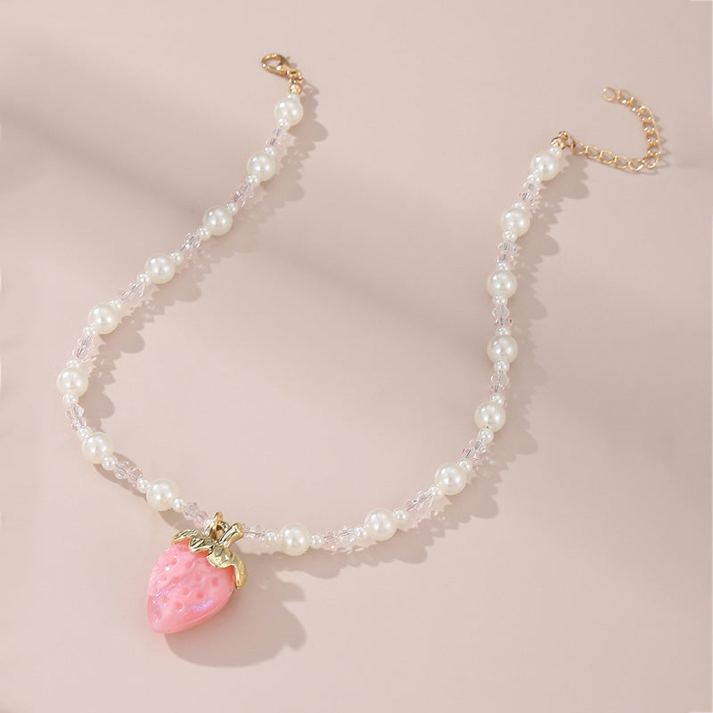 Collar con colgante en forma de fresa para niñas con detalles de cristal de colores arcoíris en cadena de cuentas