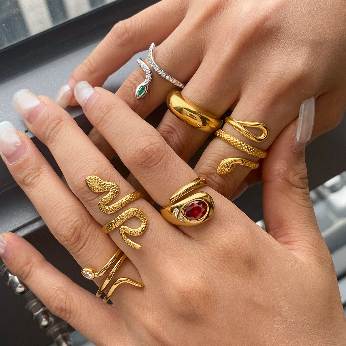 Set di gioielli da donna di lusso con bracciale e orecchini in acciaio inossidabile placcato in acciaio al titanio a forma di serpente