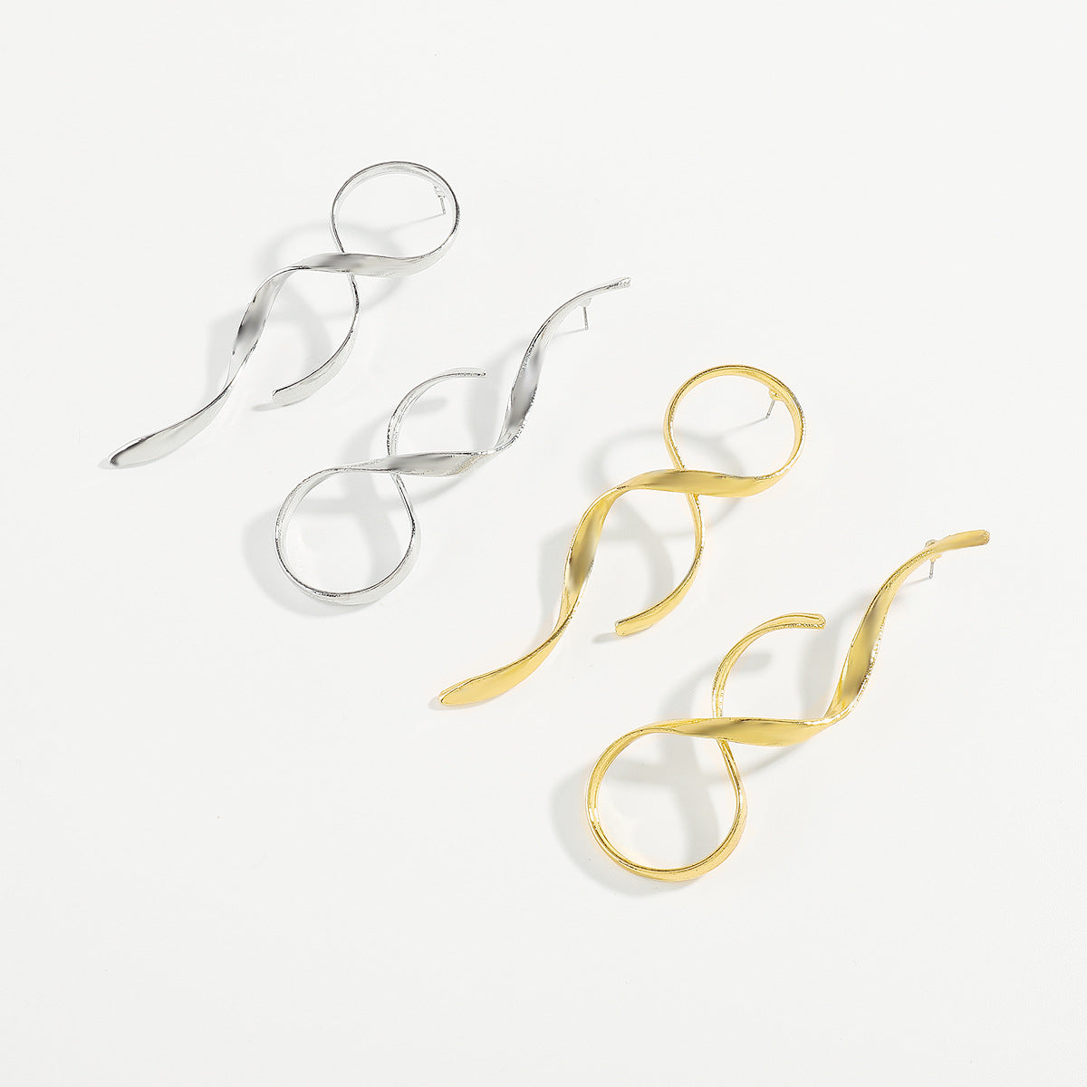 Aretes de aro geométricos asimétricos dulces y atrevidos para mujer en aleación con acabado galvanizado