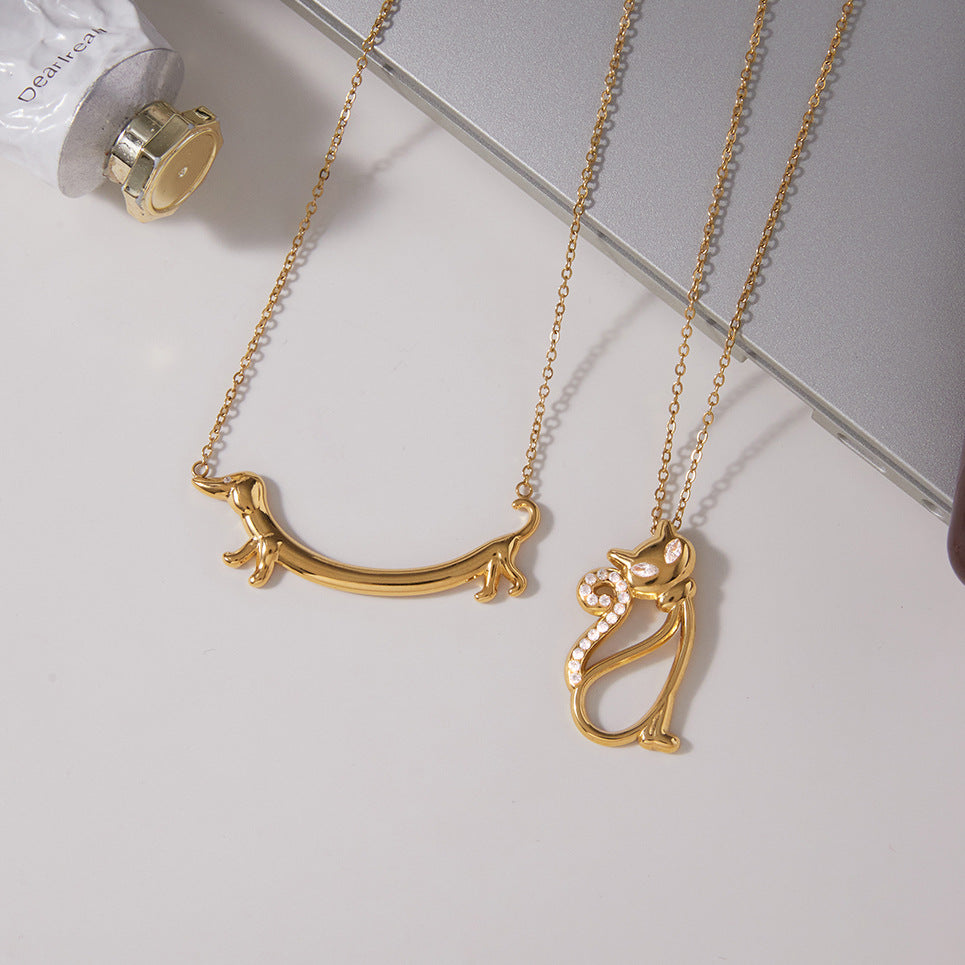 Elegante collar con colgante de gato en acero de titanio con incrustaciones de diamantes de imitación y chapado de oro PVD para mujer