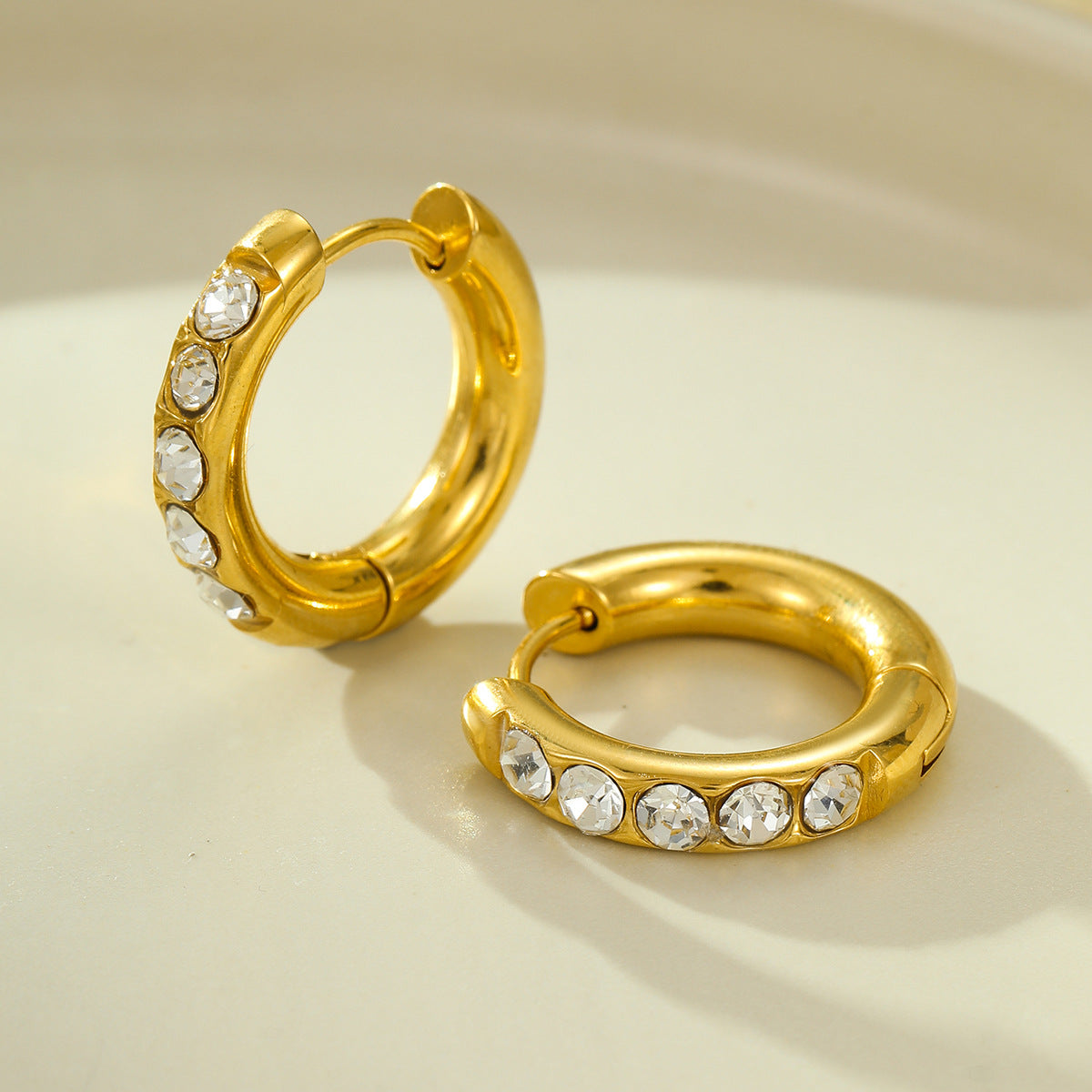Pendientes de acero inoxidable estilo francés vintage con incrustaciones de circonio chapados en oro de 18 quilates de acero de titanio para mujer