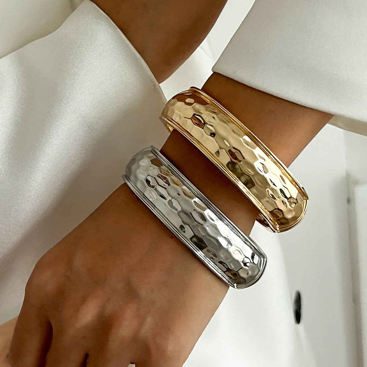 Bracciale rigido aperto da donna minimalista geometrico con texture martellata e chiusura a molla