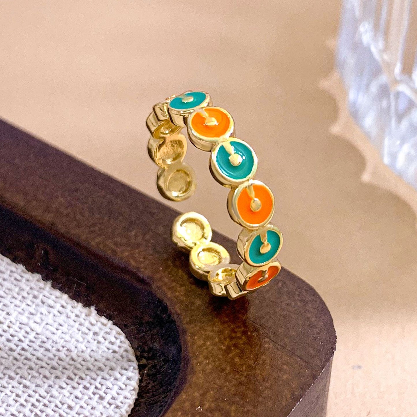 Anello da donna smaltato a pois geometrici, placcato oro, dolce e minimalista