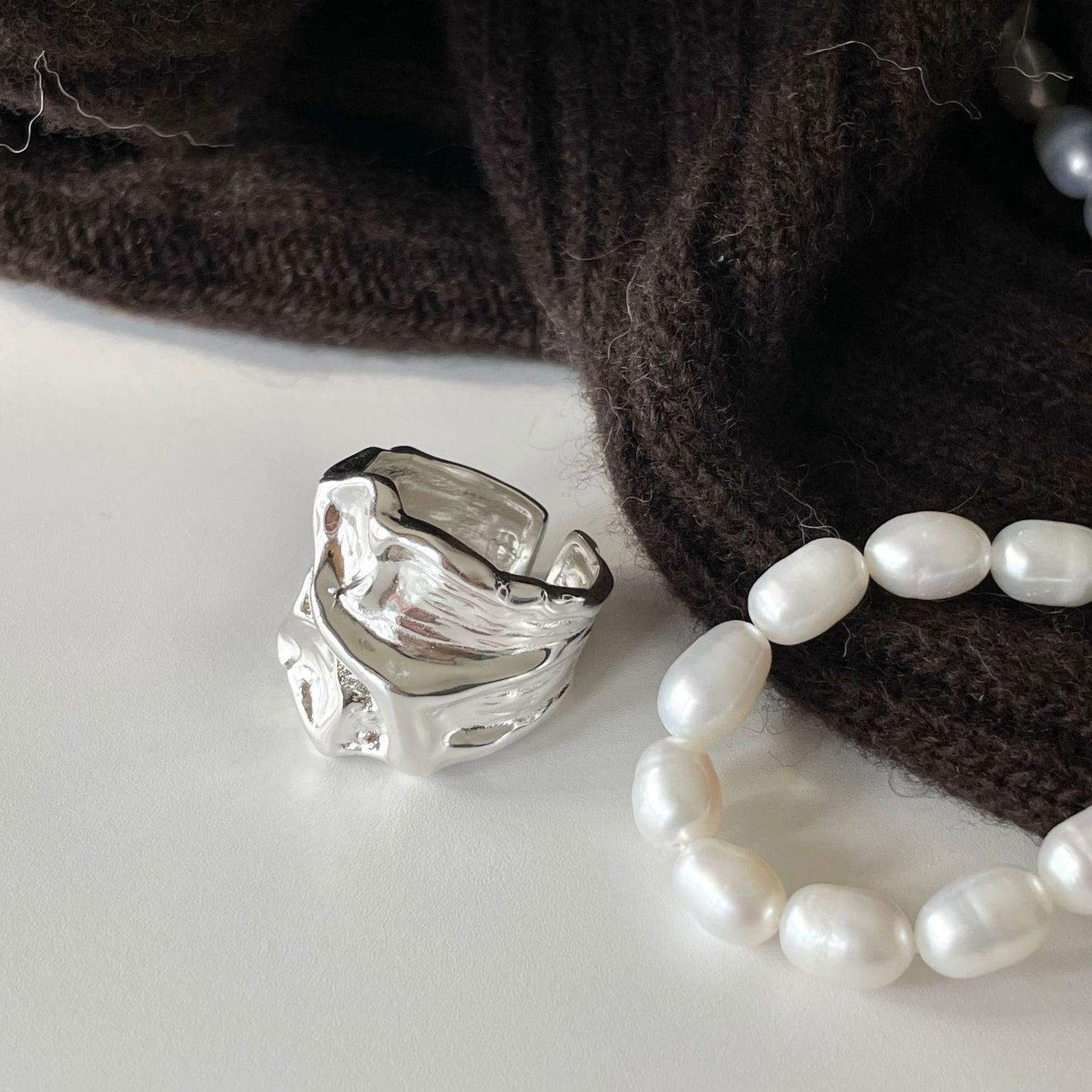 Anillo de plata de ley 925 de estilo moderno con diseño geométrico y banda ancha para mujer