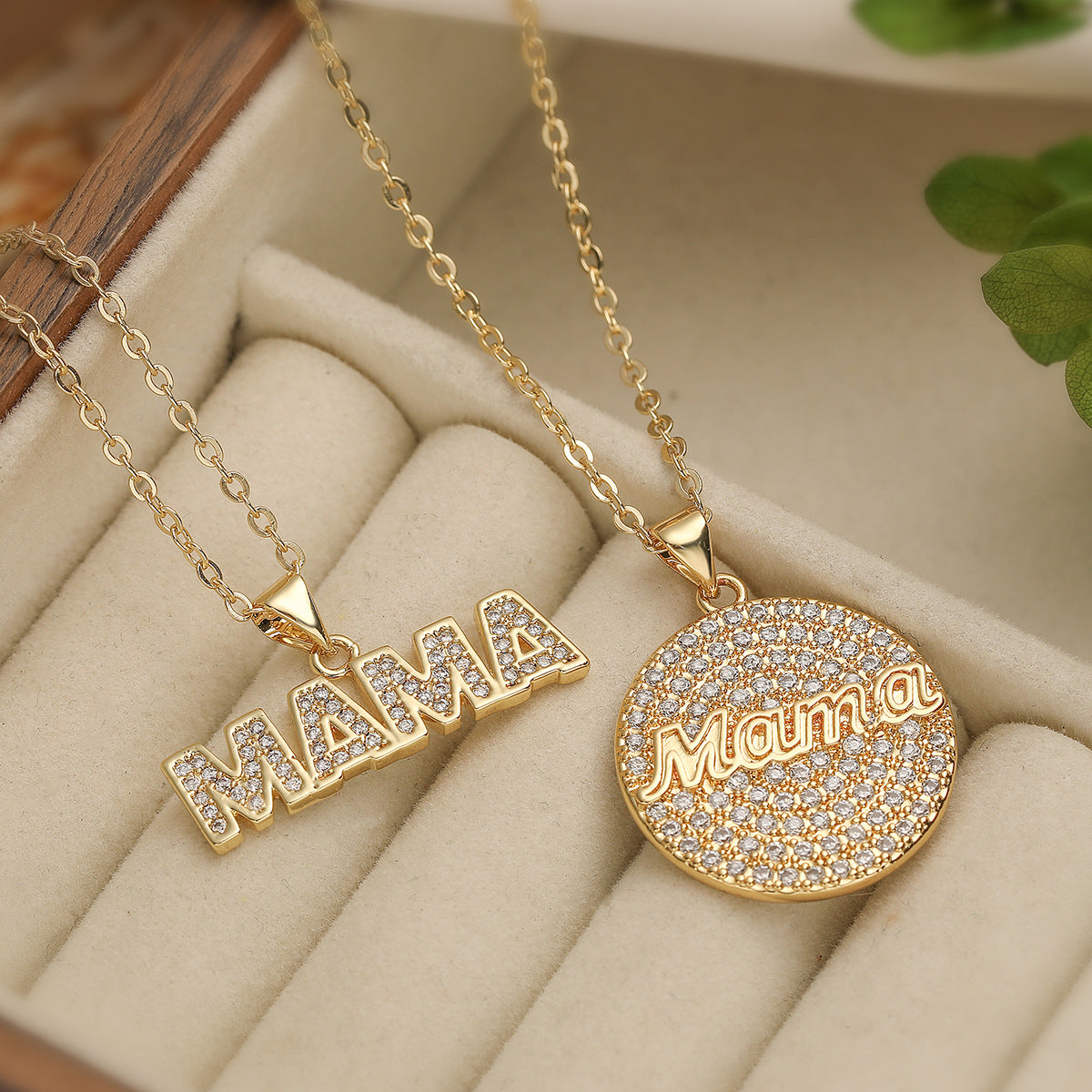 Collana con Pendente MAMA Geometrico Minimalista da Donna, Base in Rame Placcata Oro 18K, Design Lussuoso e Leggero