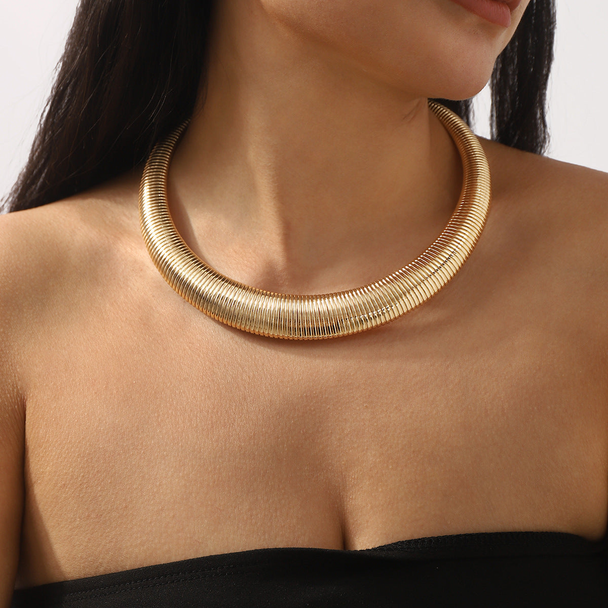 Collar Gargantilla de Cadena de Serpiente Geométrica Audaz para Mujer Hecho de Hierro con Diseño de Estilo Industrial