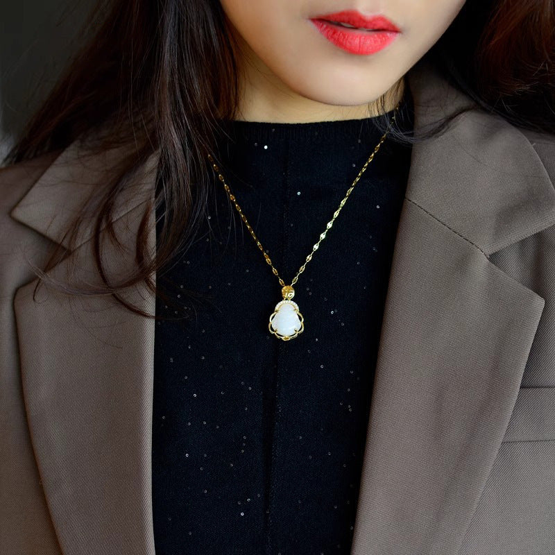 Collana con ciondolo Buddha minimalista intagliato in giada bianca per donna, catena a serpente in acciaio al titanio con intarsi in strass e finitura lucida