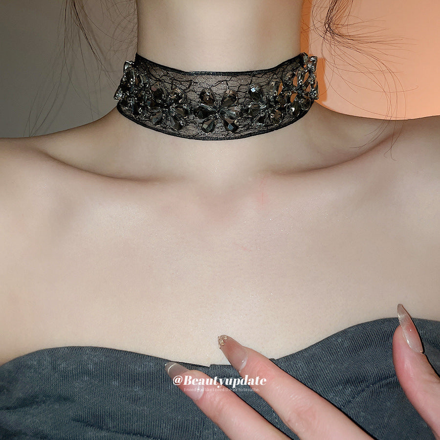Collana a Pendente a Goccia con Fiori Romantici Scuri da Donna con Intarsio di Strass su Fascia in Chiffon, Catena a Clavicola Minimalista in Lega