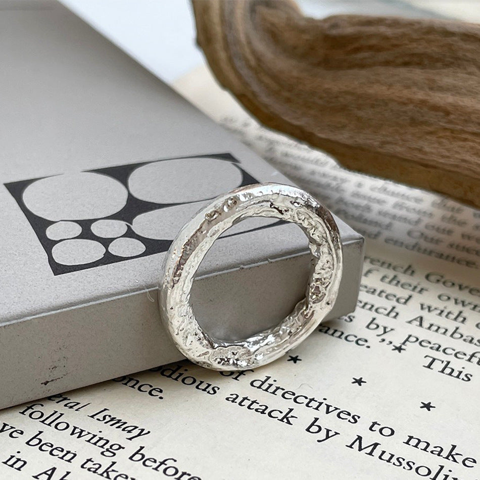 Anello minimalista geometrico testurizzato in argento sterling 925 da donna con finitura sabbiata grezza