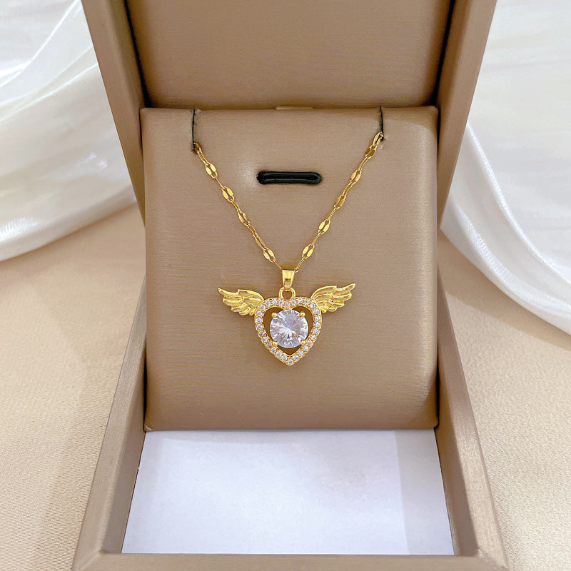 Collar Minimalista de Corazón y Ala en Acero Inoxidable con Acentos de Pedrería para Mujer y Uso Unisex