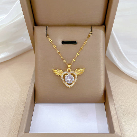 Collar Minimalista de Corazón y Ala en Acero Inoxidable con Acentos de Pedrería para Mujer y Uso Unisex