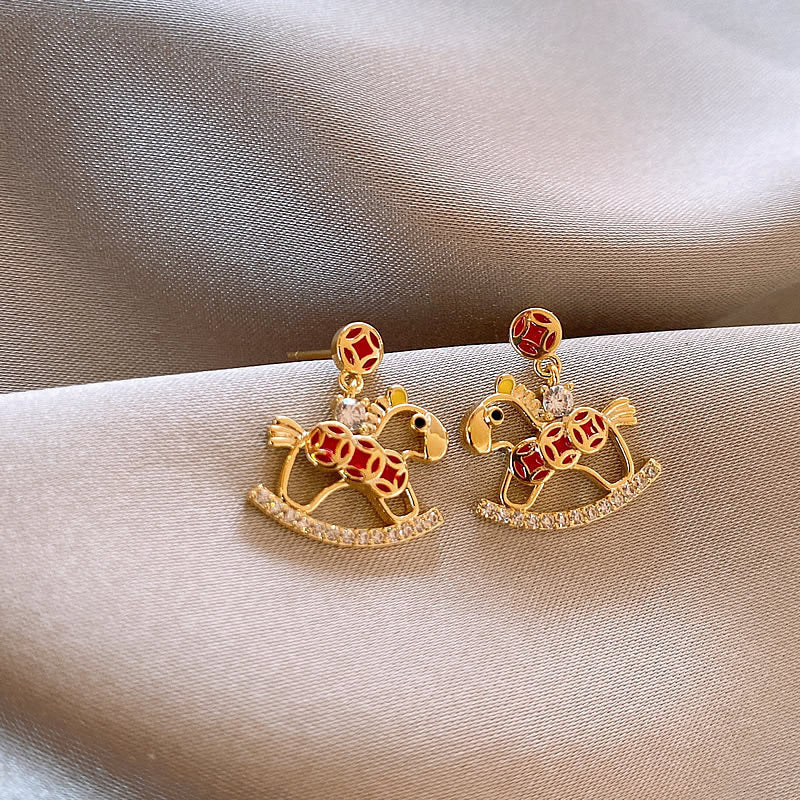 Pendientes Minimalistas de Lujo con Colgante de Caballo en Cobre Bañado con Postes de Plata 925 para Uso Diario en Oficina Elegante para Mujer
