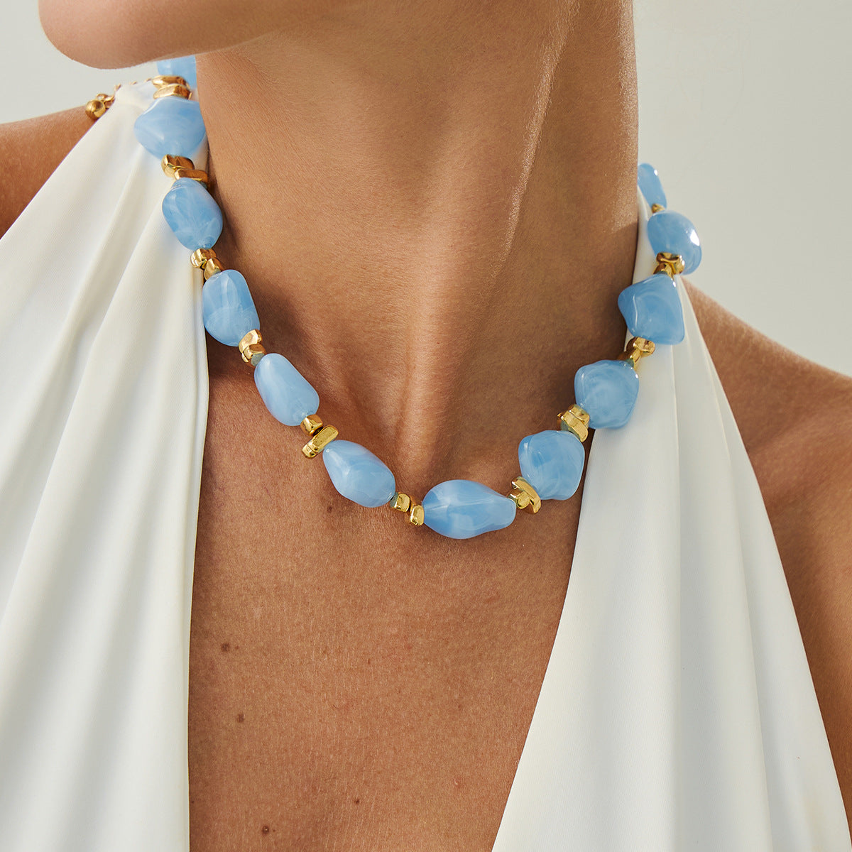 Collana girocollo da donna in resina, geometrica minimalista irregolare, con finitura placcata