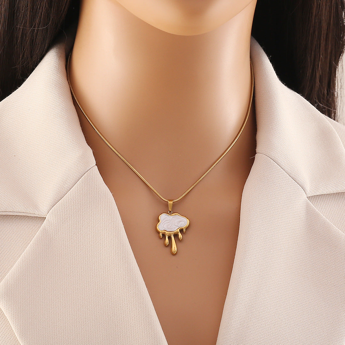 Collar colgante de nube juguetona con flecos largos de acero inoxidable y acabado chapado para mujer